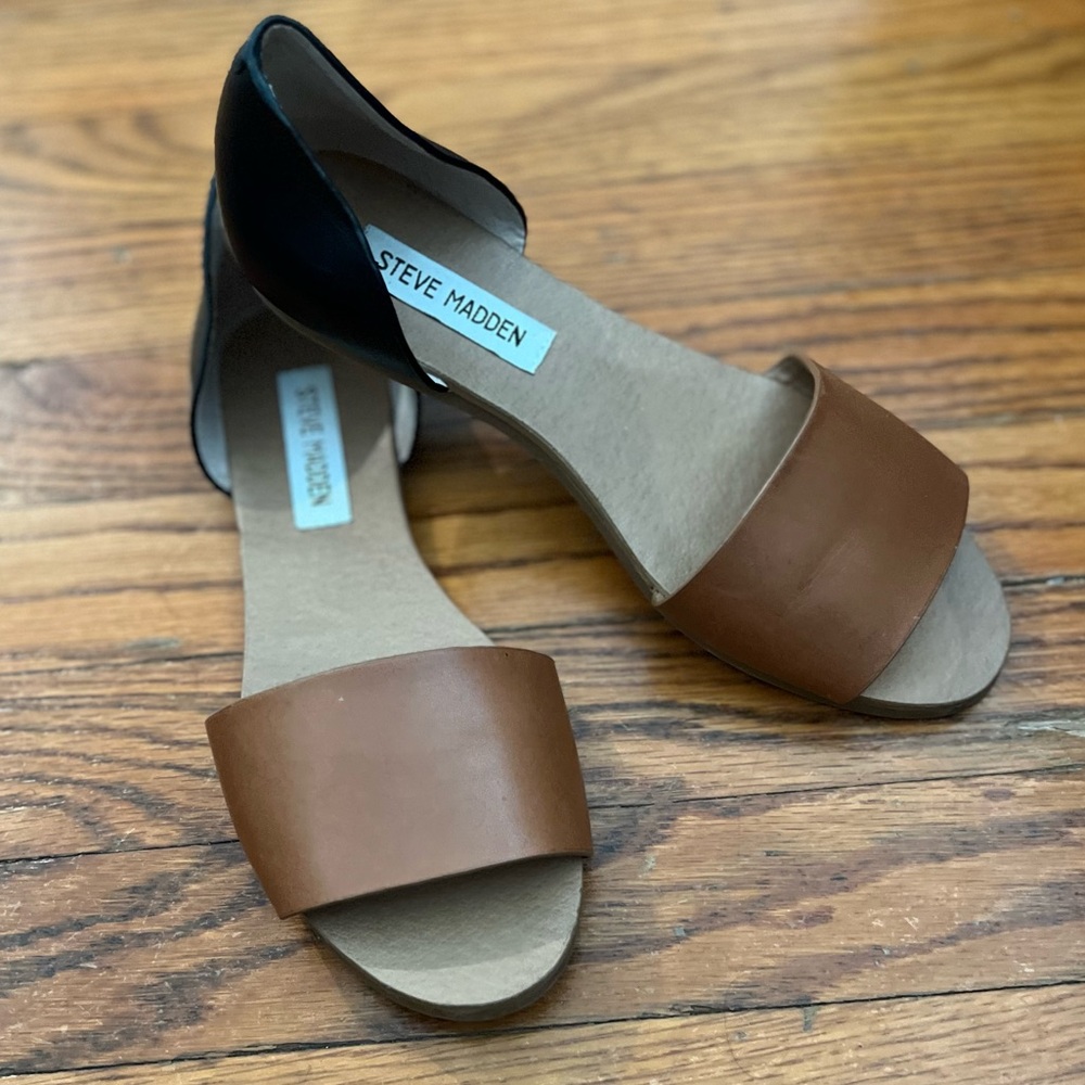Steve Madden Black and Tan Open-Toe Flats size 7